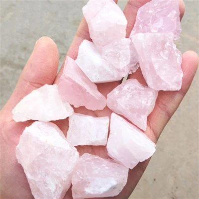 Nyers rózsaszín kristály díszítéshez